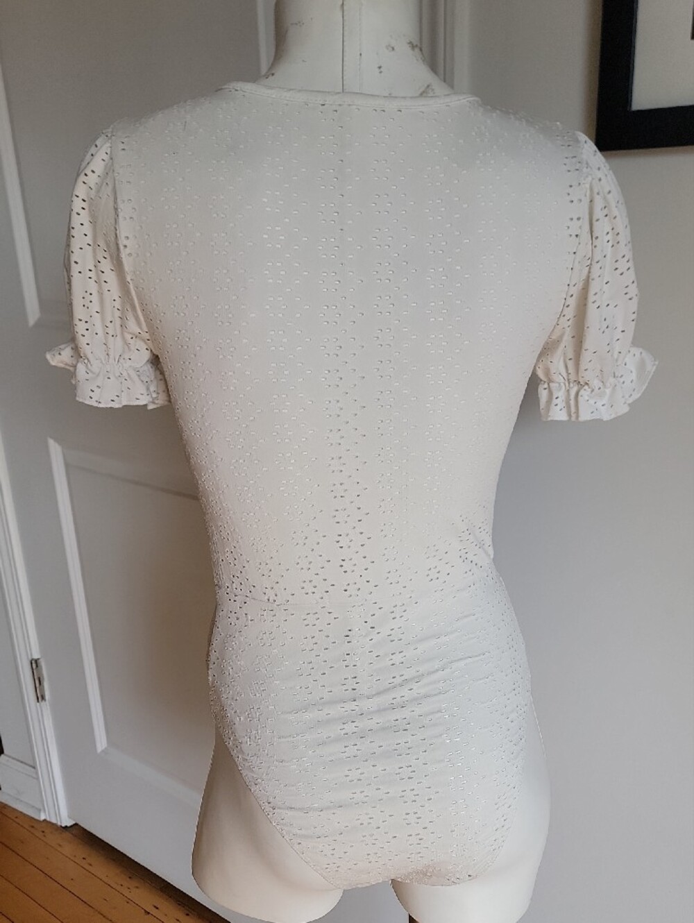 🍒 White Eyelet Knit Puff Sleeve V-Neck Bodysuit - Size Small - Picture 2 of 3